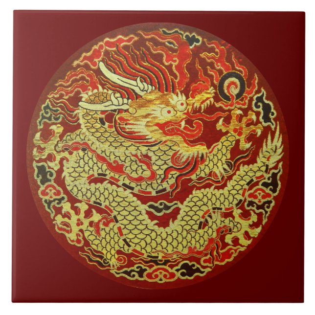Guld- asiatisk drake som broderas på röd mörk - kakelplatta (Framsidan)
