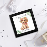 Guld återgivningsvalp med eget namn på blommor minnesask<br><div class="desc">Golden Retriever Puppy med Blommor - Anpassad namngivningsruta - Personlig, lämplig design, Perfekt för Hundälskare. Den gyllene presentboxen med eget namn är ett trevligt val för hundälskarna och deras små. Denna vackra presentlåda kan vara personlig med din baby namn, skapar den ett unikt och omhuldat tillägg till din baby keepsak....</div>