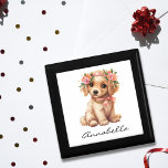 Guld återgivningsvalp med eget namn på blommor minnesask<br><div class="desc">Golden Retriever Puppy med Blommor - Anpassad namngivningsruta - Personlig, lämplig design, Perfekt för Hundälskare. Den gyllene presentboxen med eget namn är ett trevligt val för hundälskarna och deras små. Denna vackra presentlåda kan vara personlig med din baby namn, skapar den ett unikt och omhuldat tillägg till din baby keepsak....</div>
