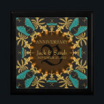 Guld Baroque Snöre Bröllop-årsdag Giftbox Minnesask<br><div class="desc">Baroque, Arabesque, inspirerade till design med glatt verkan teal och guld, på svart - Exquisite och elegant personligt bröllp, årsdag eller förlovning närvarande. Anpassa med namn, årsdag och monogram eller siffror - som är gjorda i en underbar presentlåda av trä till behållans trinketer, smyckeskrin för dina speciella nyckelköer. Gör en...</div>