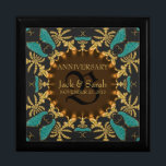 Guld Baroque Snöre Bröllop-årsdag Giftbox Minnesask<br><div class="desc">Baroque, Arabesque, inspirerade till design med glatt verkan teal och guld, på svart - Exquisite och elegant personligt bröllp, årsdag eller förlovning närvarande. Anpassa med namn, årsdag och monogram eller siffror - som är gjorda i en underbar presentlåda av trä till behållans trinketer, smyckeskrin för dina speciella nyckelköer. Gör en...</div>