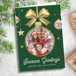 Guld Bauble Family Photo, gröntens bakgrund Helgkort