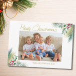 Guld Berries Photo jul Julkort<br><div class="desc">I snyggt dekoreras julkortet med vattenfärgat blad och bär i rött, grönt och guld. Det står God jul i elegantens skripttypografi. Anpassade enkelt med ditt namn och din bild. Eftersom vi skapar vår teckning kommer du inte att hitta just den här bilden från andra designers. Ursprunglig vattenfärg © Michele Davies....</div>