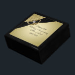 Guld Black 50:e Bröllop-årsdagen Minnesask<br><div class="desc">En Digitalbcon Bilder Design med temat elegant guld och svart färg i kombination med elegant 50-årsdagen för inslag i den här femtionde Bröllop-årsjubilésboxen "Guld Black 50-årsdagen" för Bröllop. Denna elegant och attraktiva design är komplett med anpassadets textbrev som gör detta till ett verkligt minnesvärt tillägg till er årsdag firande. FULLGÖR...</div>