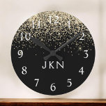 Guld Black Glitter Monogram Girly Initialer Rund Klocka<br><div class="desc">Black and Guld Gnistra Glitter Brushed Monogram Namn Clock. Det gör perfekten söt 16-årsjubileum,  bröllop,  möhippa,  årsdag,  babydusch eller bachelorette-fest för någon som glam lyxen och chic stilar i kärlek.</div>