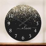 Guld Black Glitter Skriptskript, Monogram Girly Na Rund Klocka<br><div class="desc">Gnistra Glitter,  svart och Guld,  lås med Monogram Namn Clock. Det gör perfekten söt 16-årsjubileum,  bröllop,  möhippa,  årsdag,  babydusch eller bachelorette-fest för någon som glam lyxen och chic stilar i kärlek.</div>