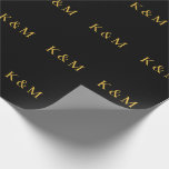 Guld Black Monogram Initialer Bride Groom Bröllop Presentpapper<br><div class="desc">Designad med textmall för monogrammat initialer som du kan anpassa! Du kan också ändra färg som du vill.</div>