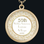 Guld Blommigt Elegance 50 Bröllop-årsdagen Guldpläterat Halsband<br><div class="desc">Grymt guld och vit femtionde Bröllop-årsdag Necklace med detaljerad guld blommigt snöre över vitt gräns och vitt centrum med guld cirkel accent. Anpassa namn och datumtexten med din information. Matchande jubileumsinbjudningar,  prydnadsbjudanden och annat i min butik.</div>