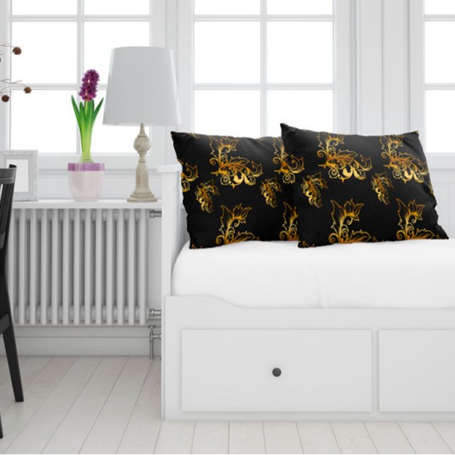 Guld blommor på svart lumbarkudde (Skapare uppladdad)