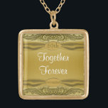 Guld- bröllopsdag för rullor 50th guldpläterat halsband<br><div class="desc">Ursnygg och sofistikerad guld- scrollwork på en guld- bakgrund och med ett band för fauxsatängfullföljande som överträffas med en guld- juvelnågot liknandemonogram,  knäppas med ord "den 50th årsdagen". Precis i tid för din guldbröllopårsdag!</div>