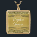 Guld- bröllopsdag för rullor 50th guldpläterat halsband<br><div class="desc">Ursnygg och sofistikerad guld- scrollwork på en guld- bakgrund och med ett band för fauxsatängfullföljande som överträffas med en guld- juvelnågot liknandemonogram,  knäppas med ord "den 50th årsdagen". Precis i tid för din guldbröllopårsdag!</div>