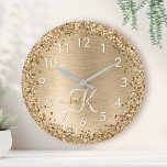 Guld Brushed Metall Glitter Monogram Namn Rund Klocka<br><div class="desc">Anpassa chicens väggklocka i trendiget enkelt med söt guld mousserande glitter på en borstad metallbakgrund i guld.</div>