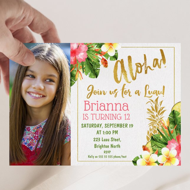 Guld Calligraphy Luau Photo Birthday-inbjudan Inbjudningar (Tropical Floral Aloha Luau Birthday Invitation with Photo, Gold Pineapple, Aloha Luau Invitation)