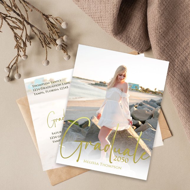 Guld Calligraphy-skript med minimalistisk två foto Vykort (Graduation calligraphy script photo postcard template.)