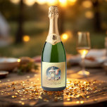 Guld Camp Bride Bachelorette Helg<br><div class="desc">Lägg till lite elegans till din Camp Bride-bachelorette helg med denna lyxiga mousserande vin flaska-etikett. Med en strålande gyllene bakgrund, ett glödande mönster, accenter för blommigten, s'mores och ett chic cocktail-glas, är den här utformningen en perfekt för att skapa ett oförglömligt firande. Anpassade med bridens namn eller händelsedetaljer är en...</div>