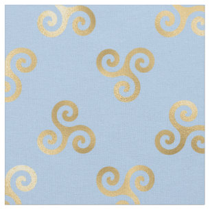 Guld Celtic Triskele Spiral på Light Blue Tyg