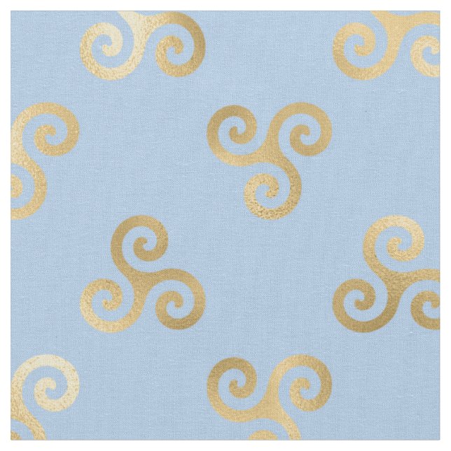 Guld Celtic Triskele Spiral på Light Blue Tyg (Närbild)