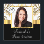 Guld- damastast fotomallsweet sixteen inbjudningar<br><div class="desc">Personifiera lätt denna chic sofistikerade svart, vit, och guldvintagedamast och sweet sixteenfödelsedagsfestinbjudan med din egna beställnings- textmallar och moderna instagram eller annat kameratelefonfoto, till mallen, annat foto dimensionerar kan passformen men kan behöva att skräddarsy för att justera. Gör en riktigt unik personlig inbjudan för dina speciella sextonde födelsedagsfestfiranden för döttrar....</div>