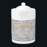 Guld Dragonfly Damask Tekanna<br><div class="desc">Njut av teet med en Guld Dragonfly Damask Personlig Tekanna. Tekannans utformning har en färgstark dragonfly mot ett grått-dammmönster i elegantens vintage. Ytterligare presentartiklar som är tillgängliga med den här designen samt en mängd färg.</div>