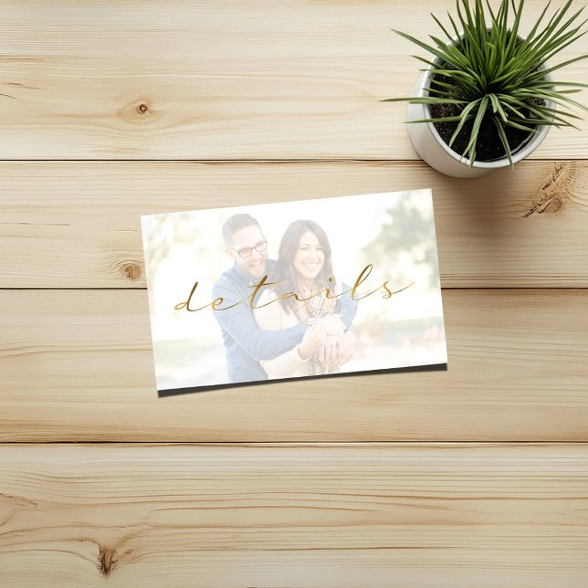 Guld-effektskript, din fotoinformation bröllop tilläggskort (Wedding details enclosure card with a photo background and gold effect script on the front)
