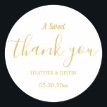 Guld Elegant A Sweet Tack Wedding Favor Runt Klistermärke<br><div class="desc">Guld Elegant A Sweet Tack Wedding Classic Round Sticker Elegant A Sweet Tack Wedding Favor Stickers bröllop Tack,  bröllopsmärken för favoriter,  ett sött tackmärke du klistermärke,  partiklistermärken,  bröllop-dekordetiketter,  bröllopsfest-favoritetiketter,  bröllopsklistermärken,  elegant,  tack vare klistermärken,  Guld och vitt</div>
