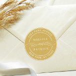 Guld Elegant par Namn Bröllop Returadress Runt Klistermärke<br><div class="desc">Gult guld och vit rund elegant med namn och returadress.</div>