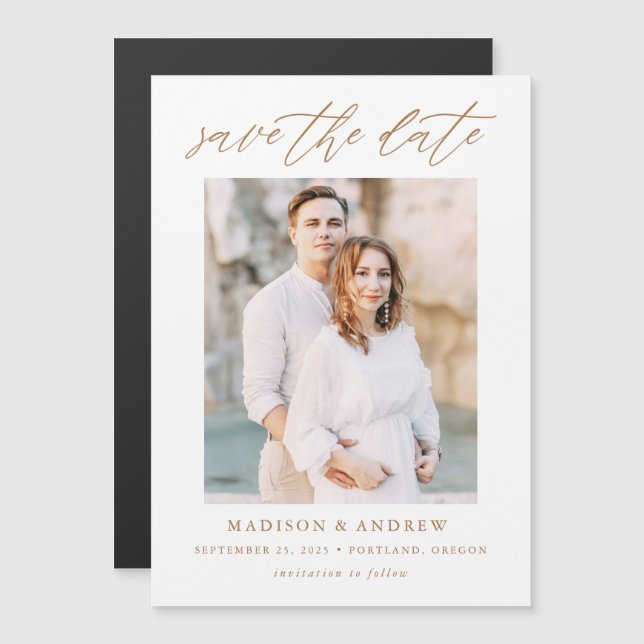 Guld Elegant Skriptfoto Spara datum Magnetisk Inbjudningskort (Fram/baksida)