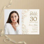 Guld Elegant Surprise Photo 30års födelsedag Inbjudningar<br><div class="desc">Blommigt guld grädda överraskar 30års födelsedag-festinbjudan med ditt foto på kortets framsida. Elegantens moderna utformning med botaniska konturaccenter för teckning och typsnitt för typgrafiska skript. Enkel inbjudan-kortsperfekt för trendig för en snyggt kvinna på dagen firande. Kan anpassas till vilken ålder som helst. Skrivna Zazzle-inbjudningar eller digital utskrivbar mall för omedelbar...</div>