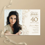Guld Elegant Surprise Photo 40:e födelsedagen Inbjudningar<br><div class="desc">Blommigt guld-kräm överraskar 40 års festinbjudan med ditt foto på kortets framsida. Elegantens moderna utformning med botaniska konturaccenter för teckning och typsnitt för typgrafiska skript. Enkel inbjudan-kortsperfekt för trendig för en snyggt kvinna på dagen firande. Kan anpassas till vilken ålder som helst. Skrivna Zazzle-inbjudningar eller digital utskrivbar mall för omedelbar...</div>