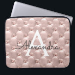 Guld- elegant vintageMonogram för rodna rosa ros Laptop Fodral<br><div class="desc">Guld- elegant för rodna rosa ros,  vintageMonogramfodral. Detta fodral kan skräddarsy för att inkludera ditt initialt och förnamn.</div>