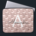 Guld- elegant vintageMonogram för rodna rosa ros Laptop Fodral<br><div class="desc">Guld- elegant för rodna rosa ros,  vintageMonogramfodral. Detta fodral kan skräddarsy för att inkludera ditt initialt och förnamn.</div>
