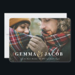 Guld et-tecken foto spara datum julkort<br><div class="desc">Guld et-tecken foto spara datum med röd rutig baksida. Elegant modern design med ditt foto och namn,  perfekt för vinterbröllopsannonser</div>