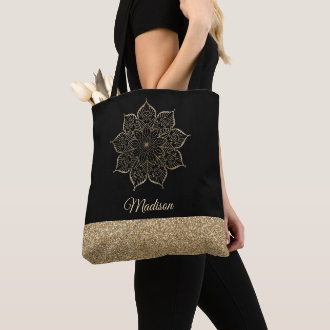 Guld Falskt Glitter Mandala på redigerbar svart Tygkasse (Närbild)