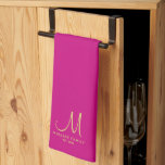 Guld Family Namn Monogram Viva Magenta Solid Färg Kökshandduk<br><div class="desc">Ladda upp anpassningsbar Lägg till Eleganten Foto eller Logotyp Text Modern Cute Monogram Kitchen & Dining / Bord & Kitchen Linens/ Original Family Namn-mall Guld Monogram Viva Magenta Solid Färg Kitchen Towel.</div>