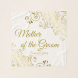 Guld Filigree Mor till Groom Wedding Favor Sjal<br><div class="desc">Denna vackra sjal är designad som en gåva från bröllop eller en tjänst för Mor i Groom. Designat för att samordna med vår guldblomma i Elegant bröllop Suite, har den ett guld faux foil filigree gräns med texten "Mor i Groom" samt ett ställe för att skriva in parets namn och...</div>