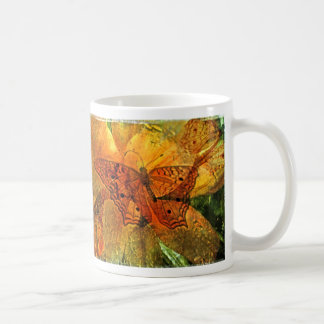 Guld- fjärils- och liljacollage kaffemugg