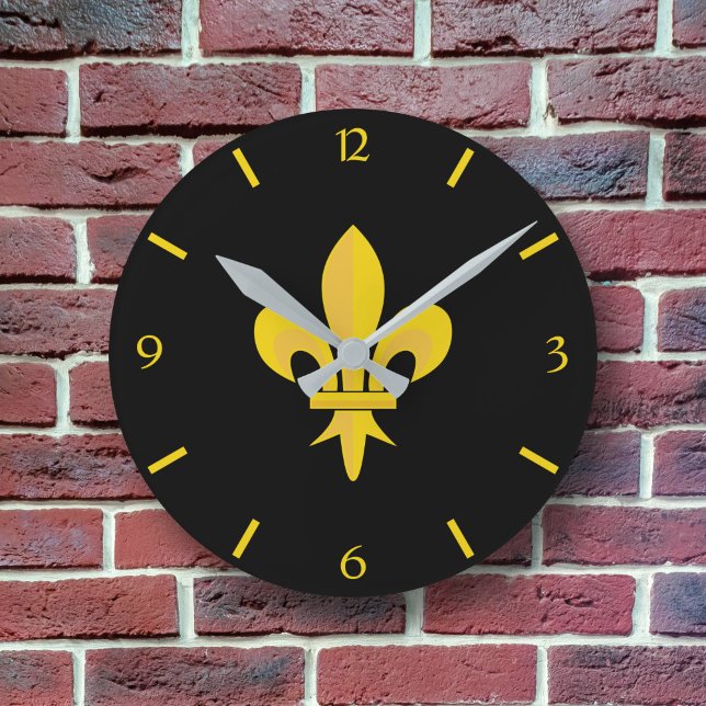Guld Fleur de Lis på Black Clock Rund Klocka (Gold Fleur de Lis on Black Clock)