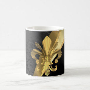 Guld fleur de lys på svart kaffemugg