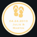 Guld flip flop thong bröllopsbeställning märkre sä runt klistermärke<br><div class="desc">Gör din stora dag minnesvärd med den här snyggten-festen till förmån för sälar. Stickers har ett par strandsandaler. Dessa mångsidiga etiketter är underbara för att anpassa små kandisäckar,  mintburkar,  sylt burk,  lådor och mycket mer!</div>