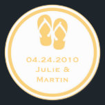 Guld flip flop thong bröllopsbeställning märkre sä runt klistermärke<br><div class="desc">Gör din stora dag minnesvärd med den här snyggten-festen till förmån för sälar. Stickers har ett par strandsandaler. Dessa mångsidiga etiketter är underbara för att anpassa små kandisäckar,  mintburkar,  sylt burk,  lådor och mycket mer!</div>