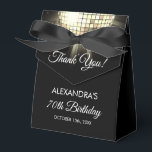 Guld Födelsedagsfest 70's Disco Boll Tack Presentaskar<br><div class="desc">Öka din 70-årsdag med vår 70-Födelsedagsfesters Disco Boll Favor Box för 70-årsjubileum i Guld. Den här favoritrutan fångar kärnan i discoeran, skapar den perfektens val för en discotemed bash eller vilken händelse som helst där du vill ge en aning av "70 s magi". I en häpnadsväckande skugga av guld visar...</div>