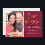 Guld Foil & Burgundy Marsala Spara datumfoto Spara Datumet<br><div class="desc">Spara datumfotokortet med hjälp av handsformat faux-guldfyllning och Burgundy Marsala.Spara datumfotokortet kan ändras så att det innehåller ditt namn och din bild. Det här fotokortet har en bild på framsidan som kan bytas ut.</div>