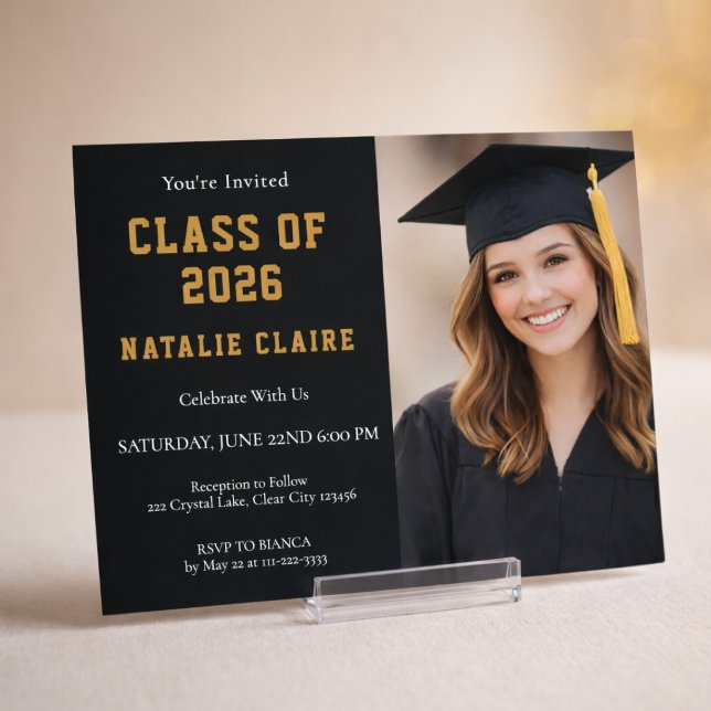Guld Foto Examen Inbjudan 2026 (Modern black and gold graduation invitation with photo, elegant senior celebration design)