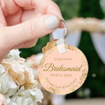 Guld Frills on Coral Peach Bridesmaid Bröllop Gift Nyckelring<br><div class="desc">De här nyckelkedjorna är designade för ge som favoriter för brudar i bröllopsfesten. De har en enkel utformning av eleganten med en blek med korallpersika eller ljusa orangens färgad, guld-skriptbokstäver och en lacy golden faux foil blommigt gräns. I texten står det "Bridesmaid" med plats för hennes namn, parets namn och...</div>