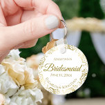 Guld Frills on White Bridesmaid Bröllop Gift Nyckelring<br><div class="desc">De här nyckelkedjorna är designade för ge som favoriter för brudar i bröllopsfesten. De har en enkel men ändå elegant utformning med en klassisk vit bakgrund, skript i guld och en lacy golden faux foil blommigt gräns. I texten står det "Bridesmaid" med plats för hennes namn, parets namn och datumet...</div>