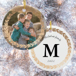 Guld Garland Elegant Photo and Monogrammed White Julgransprydnad Keramik<br><div class="desc">Pressa Julgran i klassiskt svart, vitt och glittrande guld stil med ett favoritfamiljefoto på den här tvåsidiga personligen porslinsfärgning. Anpassa baksidan med din familj namn, monogram och året för att skapa en enastående keepy som du kommer att vårda komen i flera år. Fotografi � Shanna Russell Photography, San Antonio TX...</div>