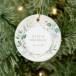 Guld Geometric Eucalyptus Greenery Photo Newlyged Julgransprydnad Keramik<br><div class="desc">Modern och elegant keramisk prydnadsprodukt med namn och bröllop-datum inuti ett faux guld geometriskt ram omgivet av grönt eucalyptus löv och grönt med blått nyp, över en pastellvattenfärg tvättar med faux guld glitter. Baksidan har ditt favoritfoto från bröllop. Denna soliga botaniska ornament ger också en underbar gåva till ett nytt...</div>