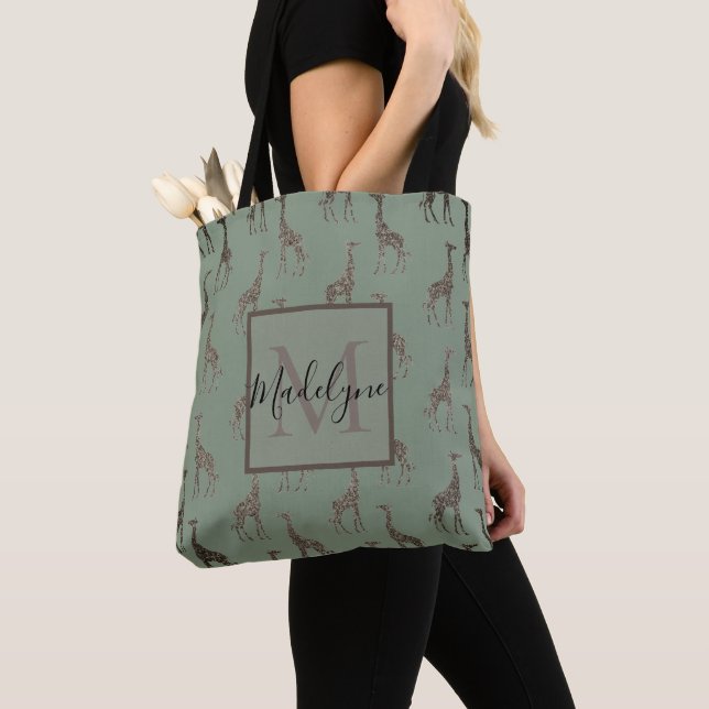 Guld Giraffe on Sage Grönt Monogram Tote Tygkasse (Närbild)