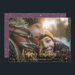 Guld glad helg stjärnor 1 bild jul julkort<br><div class="desc">Guld glad helg stjärnor 1 fotopiljkort helgdag. Med en skripttext och guld-effektdesign kan lila färg på marken ändras till kostym i stil.</div>