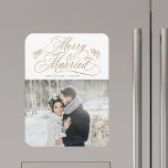 Guld Glad & Nygift Jul Foto Magnet<br><div class="desc">Elegant och romantisk virvlande kalligrafi bokstäver med kottkvistar och ett foto. För mer avancerad anpassning av denna design,  vänligen klicka på den BLÅA DESIGNKNAPPEN ovan!</div>